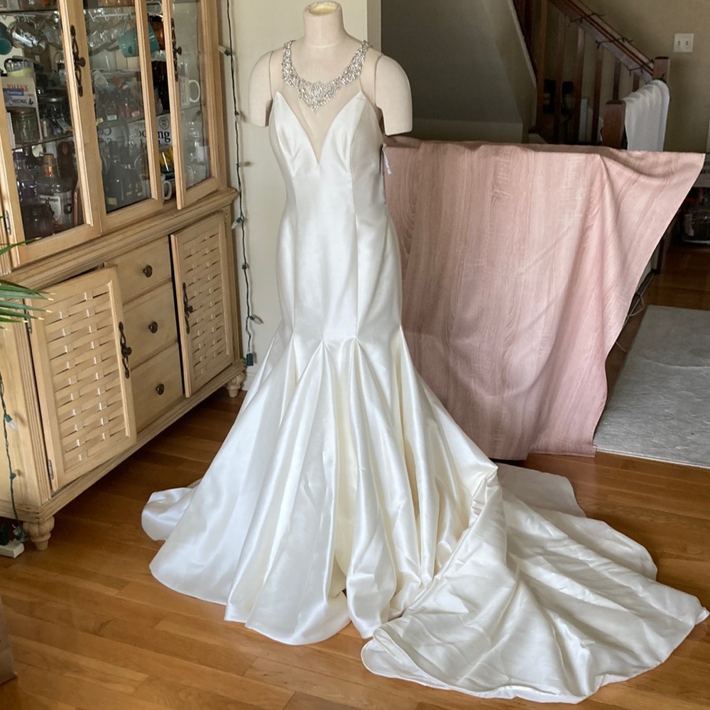 Alfred Angelo sapphire style 992 wedding dress, diamond white, Sz 10